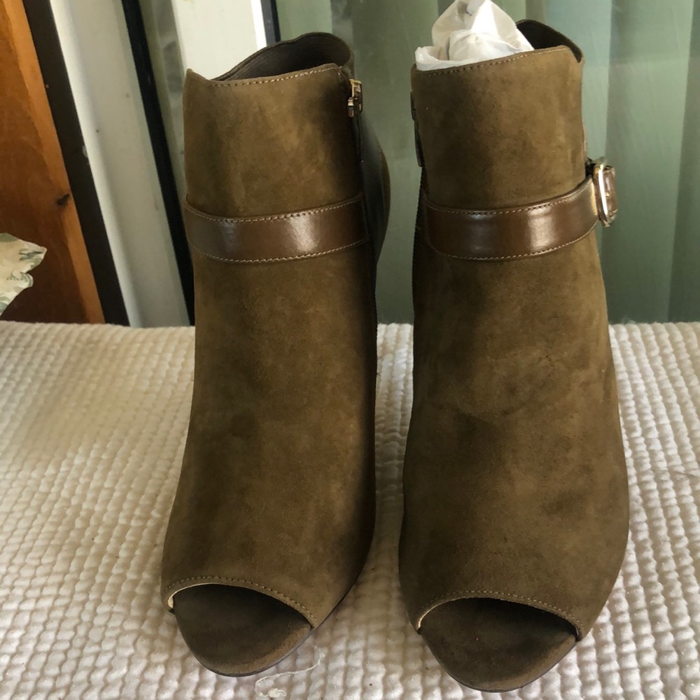 Marc Fisher Suede olive green ankle booties, with leather trim.